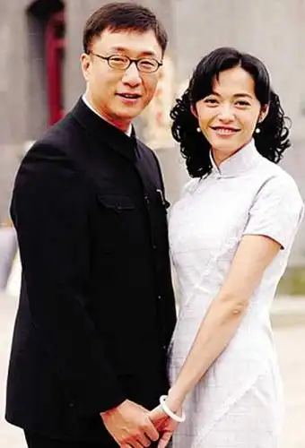 其中有一条就是,她和孙红雷一起拍戏,结果喜欢上了孙红雷,然后半夜去