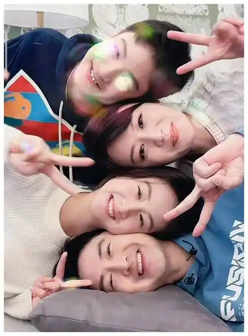 田亮与家人玩叠叠乐一家四口脸贴脸笑容灿烂共用一张脸超抢镜