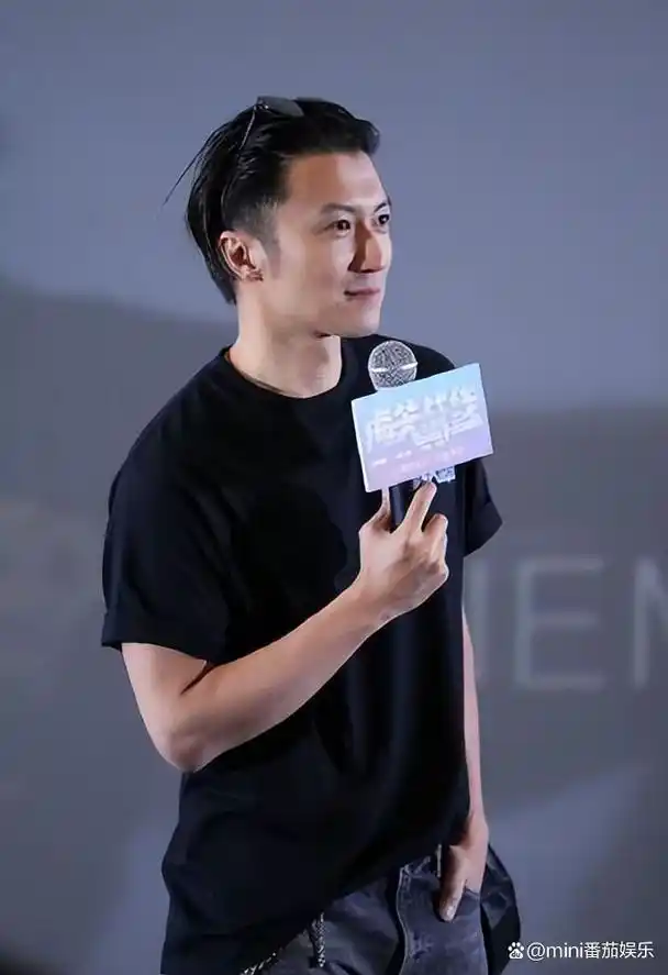 谢霆锋演唱会深v衬衫!行走的荷尔蒙,魅力全开!