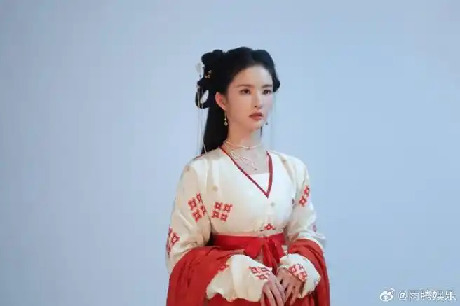 硬糖少女303##刘些宁#  今日份糖妹新鲜物料  刘些宁  墨雨云间