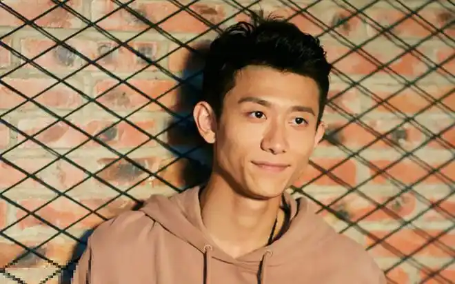 张一山的三七分新发型真是太帅气了硬汉变成小鲜肉