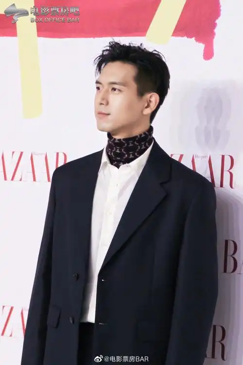 李现高清图4p李现身穿黑色西服高领衫搭配白衬衫