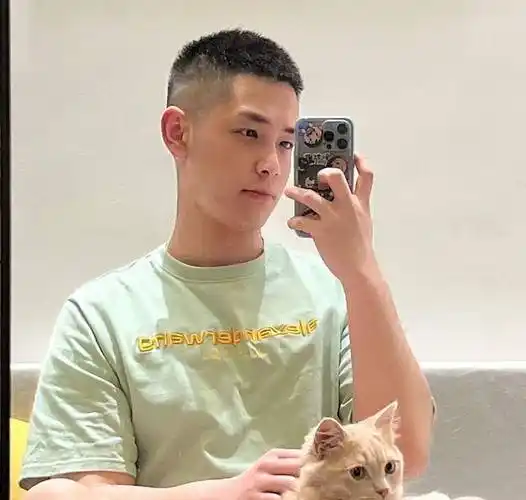 今天阿潮应各位粉丝的要求,分享一期寸头短发,毕竟寸头发型在夏季,无