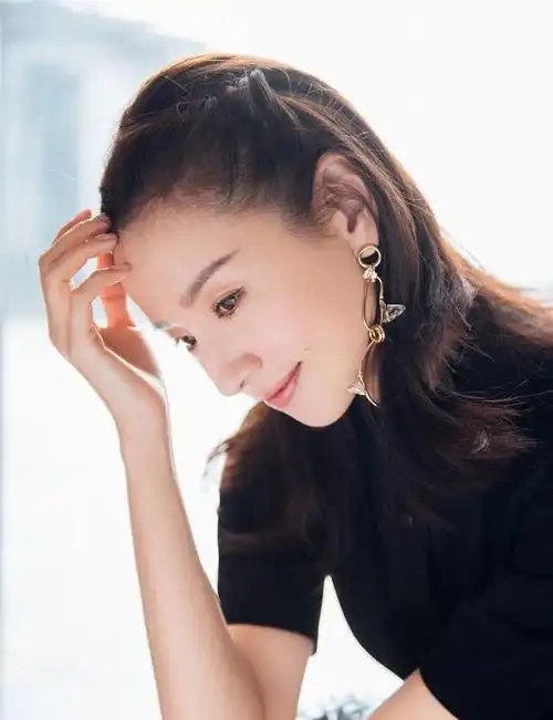 董洁与翟天临cp感十足,剪了灵动短发,两人四目相对,大方牵手