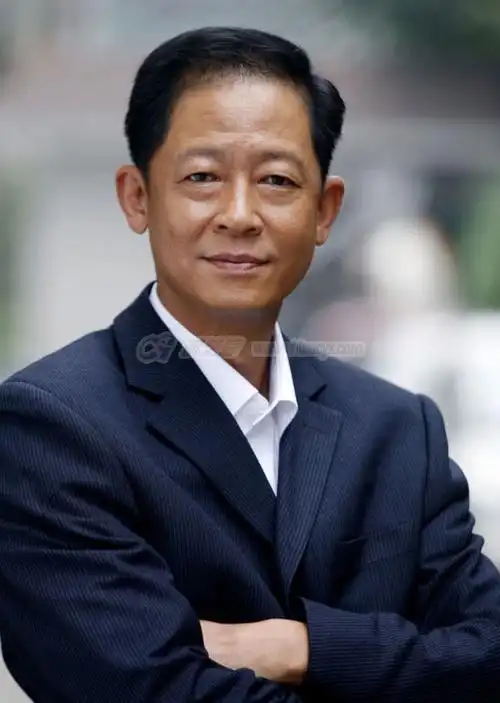 1984年考入北京电影学院表演系,毕业后分配在中央戏剧学院研究所工作.