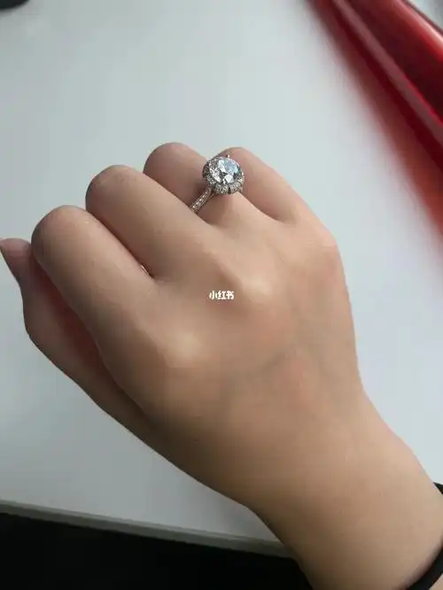 2克拉超显大钻戒出去倒垃圾也戴着