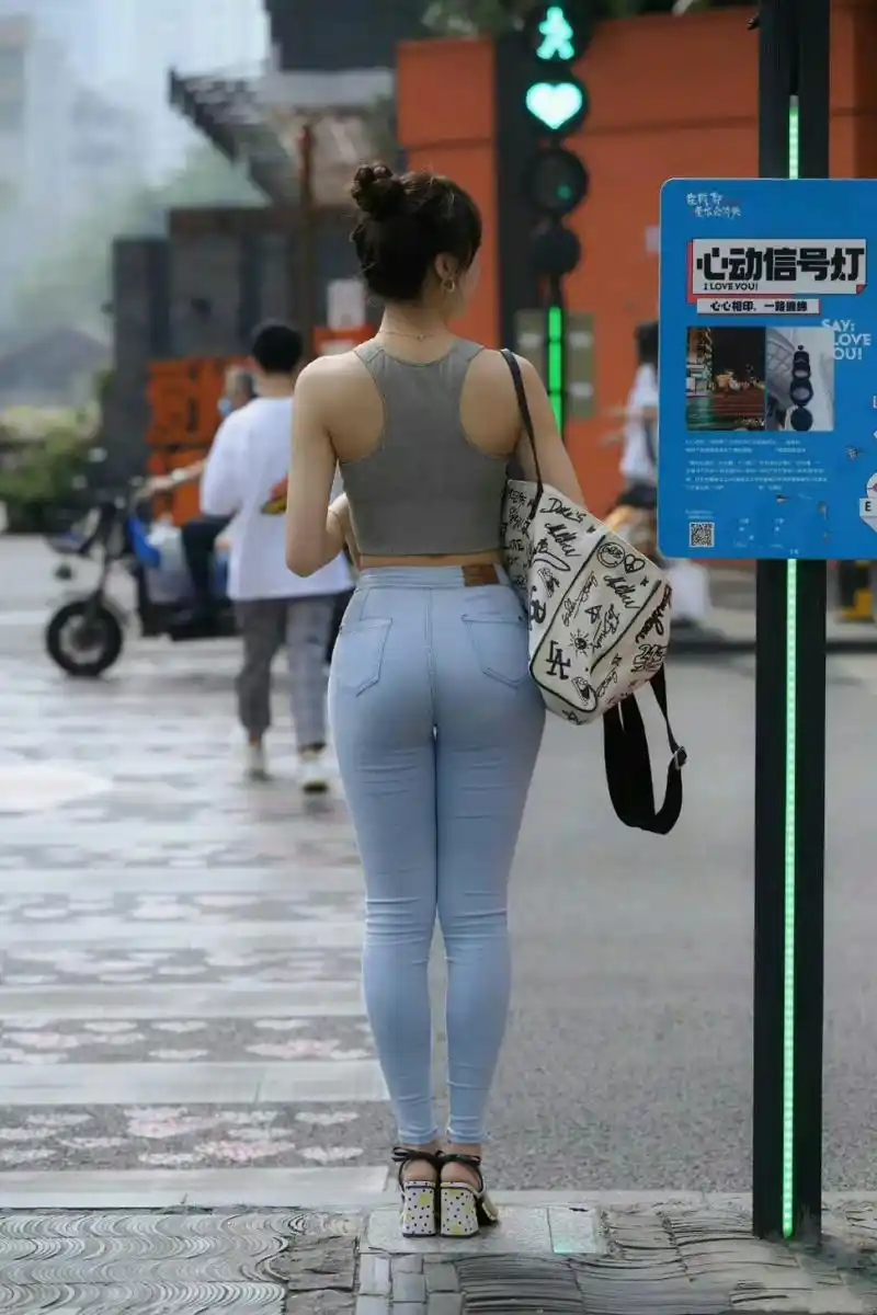 街拍紧身牛仔裤美女,美臀迷人