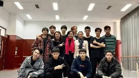 易烊千玺自称班级最丑,本以为开玩笑,看到合照后前排小哥请出道_哥哥