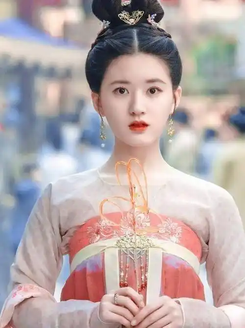 一开始时,迪丽热巴饰演的李长歌造型,确实很拖后腿.这一点,小兮承认.