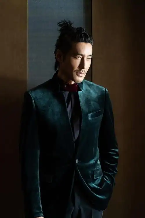 胡兵上央视演唱气场全开造型优雅大气穿西装发型可以这样留