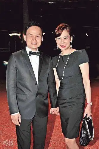 邝美云与男友十指相扣出席活动图