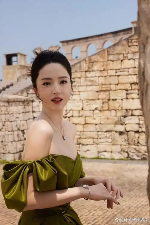 女星董璇一袭绿色长裙端庄优雅,特有的女神气质凸显出来