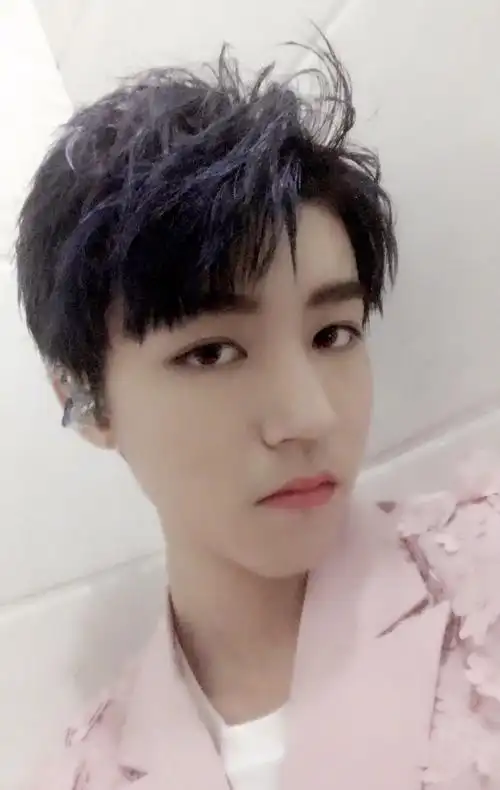 王俊凯多图自拍展示美男子柔美一面