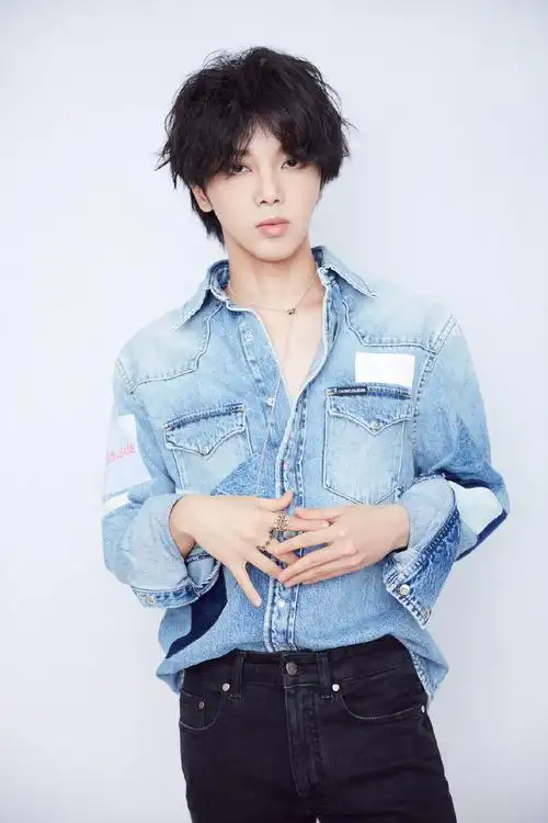 华晨宇干净帅气写真图片