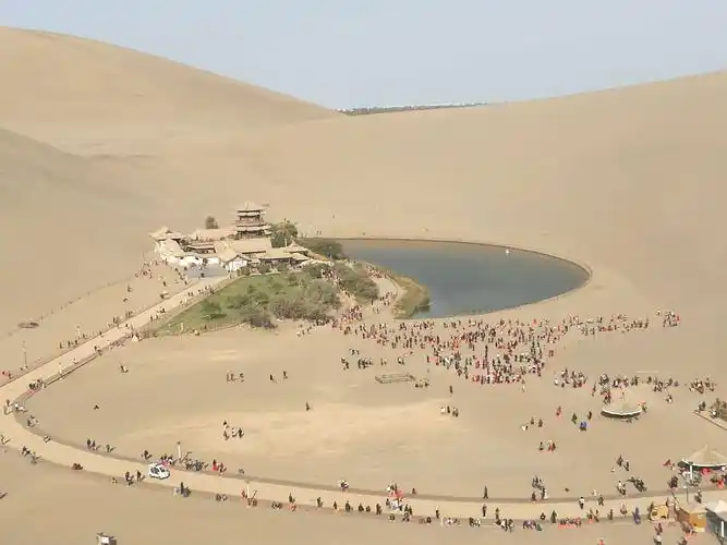 月牙湖      沙漠之中的一个湖泊,是生物的生命之源.