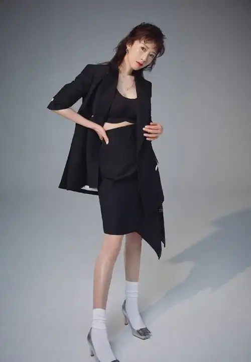 被都挺好李念美到了一身印花连体短裤秀美腿扎葫芦辫太甜