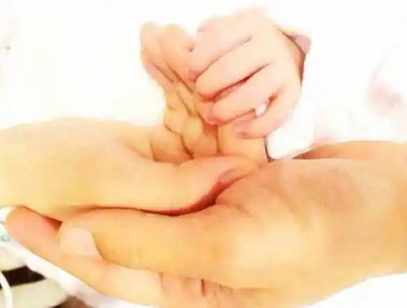 这是刘恺威,杨幂一家三口一起握手的照片.