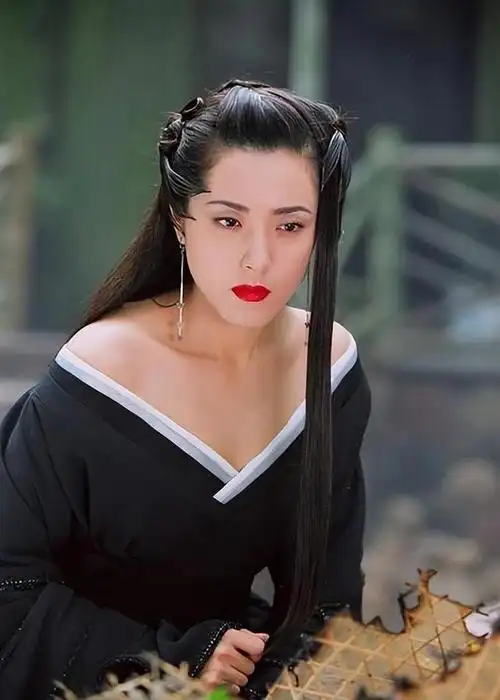 曾黎,这位被赞誉为"中戏最美校花"的女神,曾经以她的魅力迷倒了无数