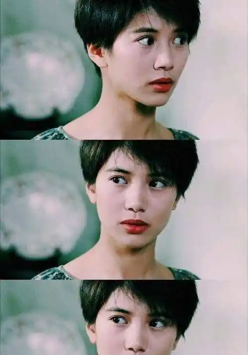 短发的袁咏仪真是演绎了另一种美,短发的她显得更加精致小巧,一股中性