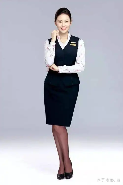 对于航空公司来说,空姐就是门面担当,而严格来讲裙子,其实是世界礼仪