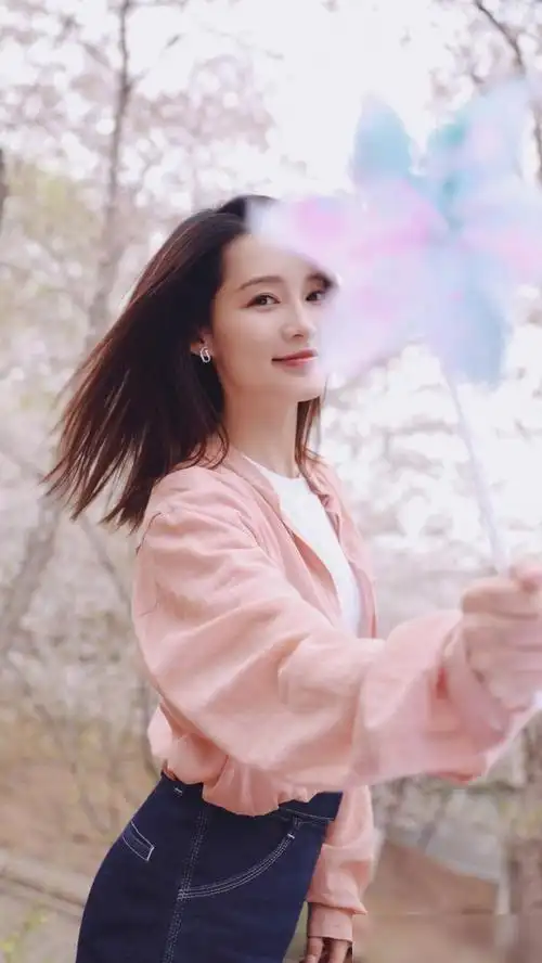 演员李沁,优雅端庄,温柔可人,来看美照吧