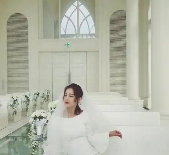 黄圣依晒出婚纱照清新脱俗温婉动人网友喊话杨子补办婚礼