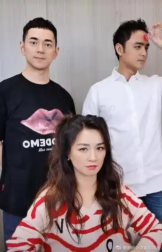 没戏拍的明道李小璐纷纷投靠张庭社交平台频晒互动视频引猜忌