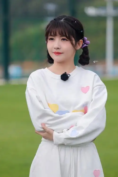 赖美云暖心照顾小球员##赖美云从身高上和孩子们打成一片