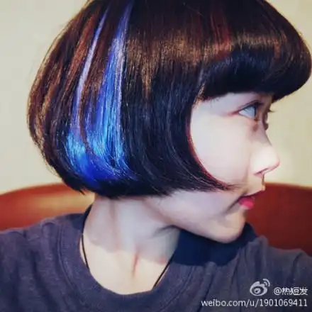 挑染紫色和蓝色短发女孩也可以性感和可