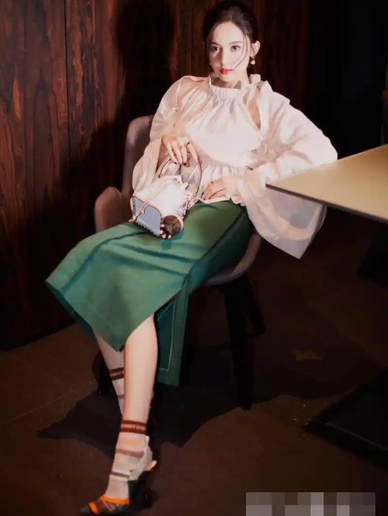 古力娜扎又出了几款新造型,不过穿衣风格没变化!