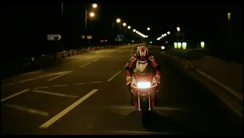 而电影中这辆拉风的本田nsr250r摩托车,则参考了他另一部主演的电影