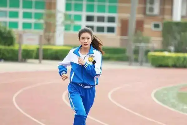 张雪迎校服秀,粉色清秀可人,最后一套引领时尚!_网易订阅