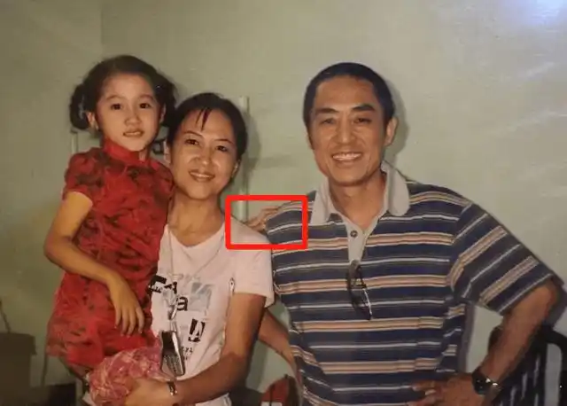 关晓彤穿着桃红色的裙子,歪着小脑袋,在爷爷怀里萌态足.