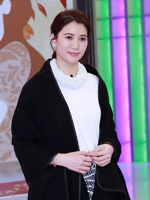 50岁袁咏仪晒黄金周假期素颜出镜不见老态与丈夫甜蜜秀恩爱