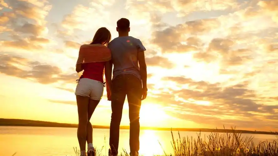 情侣背影,依靠,牵手,唯美壁纸