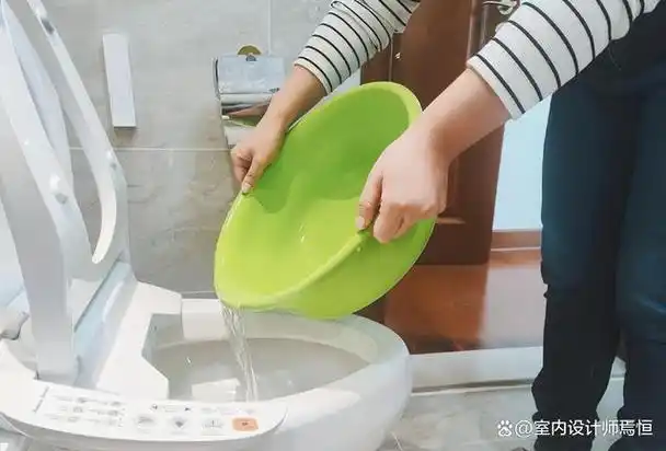 保洁提醒:别往马桶里面倒"生活废水",小心冲不干净还有细菌!