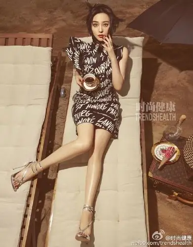 范冰冰秀辣腿气场超强 陈学冬遭沙埋惨沦背景