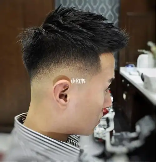 男士发型中渐变纹理短发飞机头