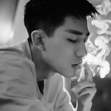 男生抽烟头像霸气黑白 伤感 背影