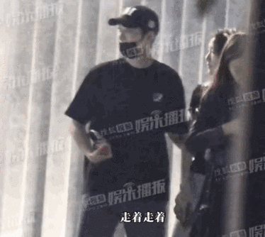 赖冠霖恋情#近日,有八卦媒体拍到赖冠霖带一女生和朋友聚会,赖冠霖