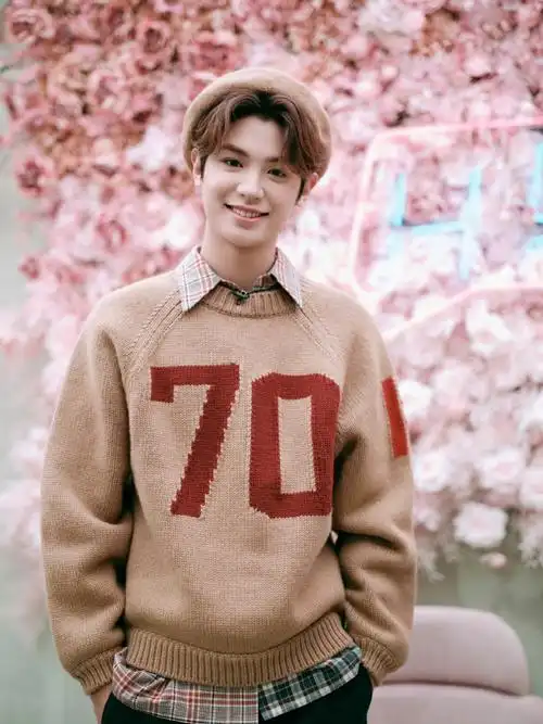 黄明昊你好星期六棕色贝雷帽毛衣造型##你好星期六