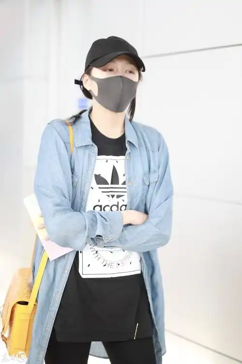 分享一组关晓彤图片给大家,图中的明星关晓彤机场街拍,笑脸卫衣配骑行