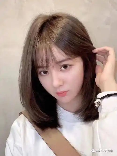 2021流行"秋风初恋锁骨发"_发型