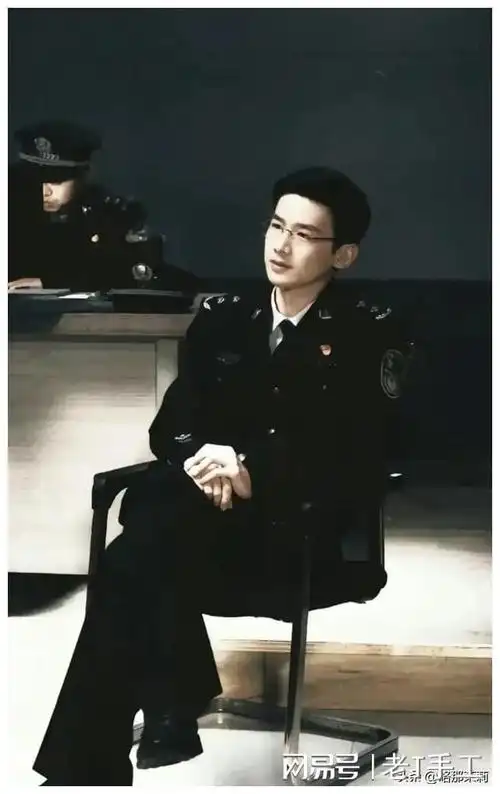 娱乐圈男神白敬亭强烈建议把制服焊在身上!