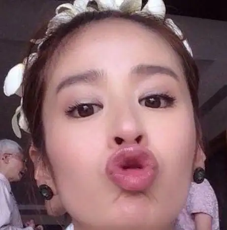 6大女星嘟嘴卖萌,赵丽颖最萌?迪丽热巴最美?网友:只服邓紫琪