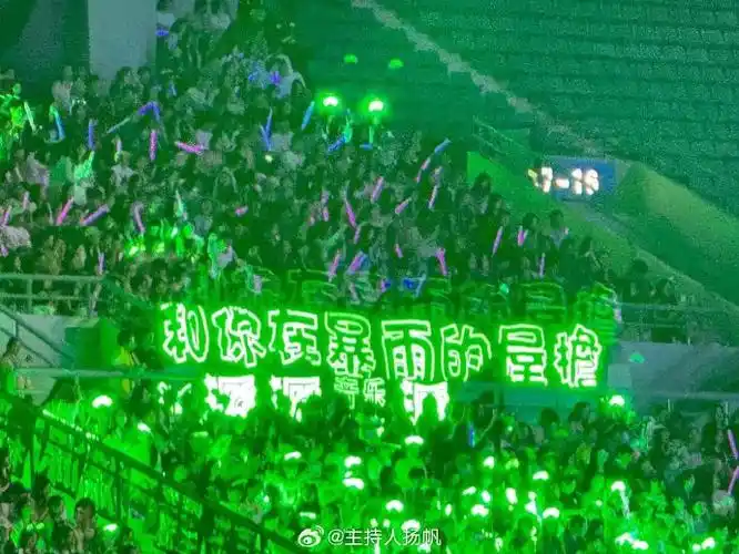 王源绿海##qq音乐巅峰盛典##王源出席qq音乐巅峰盛典