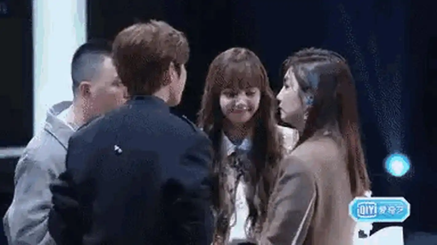 蔡徐坤看lisa的这个眼神