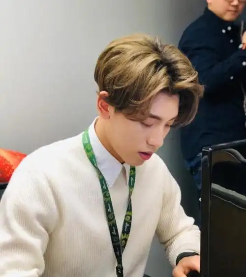 王子异化身暖人小哥哥,穿白毛衣简约又时尚,五五分发型更是魔性