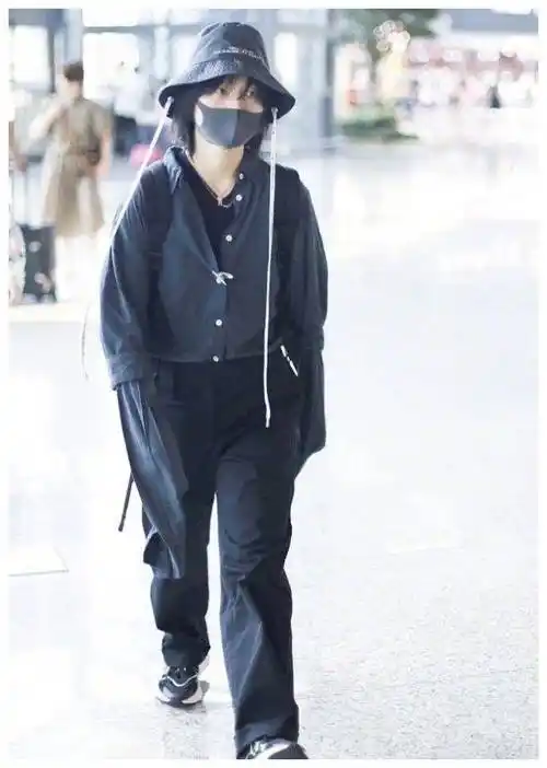 周笔畅咋想的,165的她穿175的衣服,长袖快拖地不怕踩上?