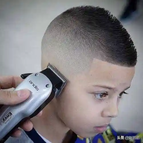 快来看看 "最帅气 "小男孩发型14款,时尚有型酷酷的,适合3-10岁的小